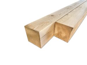 Geschaafde Lariks tuinhout paal in de kopmaat 107 x 107 mm