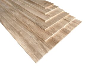 Meerdere Eiken panelen op elkaar. Deze Eiken panelen kunnen ook gebruikt worden als eiken timmerpaneel of eiken meubelpaneel.