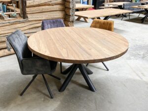 Rond tafelblad van Elmwood (gerecycled) op een metalen ronde matrixpoot in de showroom van Bouwie