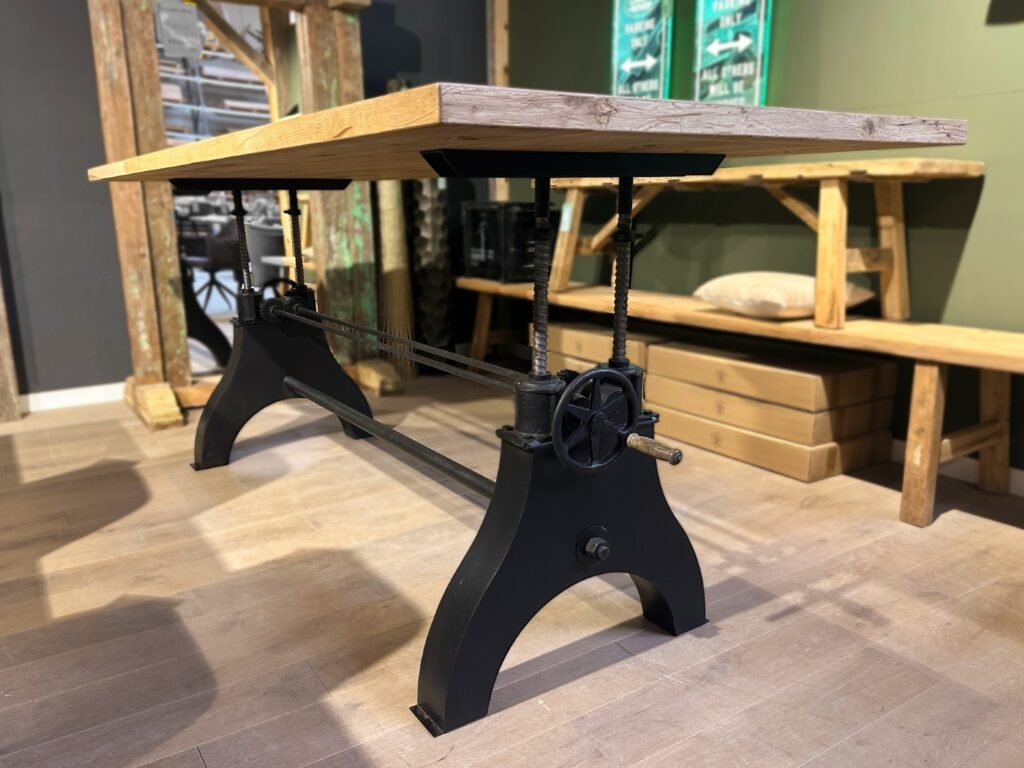 Een verstelbaar onderstel van 180 cm met een tafelblad erop.