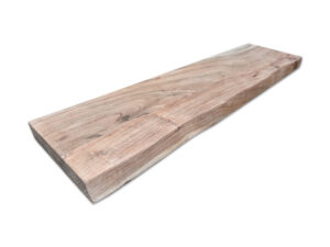 acacia wandplank met aan één zijde een boomstam rand en aan de andere zijde een rechte rand. Het hout heeft een warme kleur.