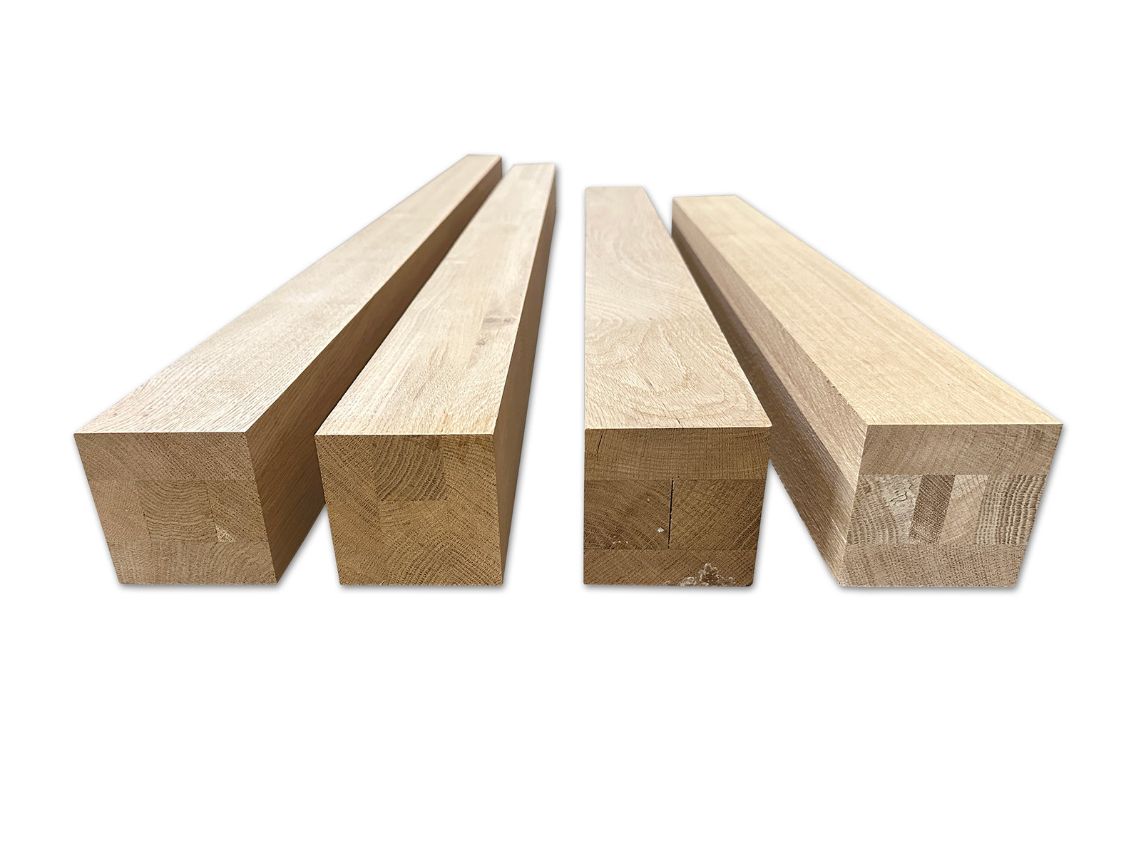 massief eiken kolom poten in 4 verschillende hoogtes tegen een witte achtergrond