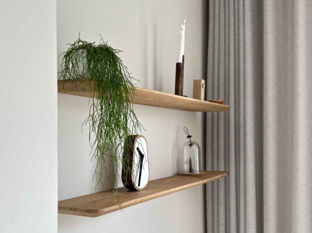 2 Eiken facet/verjongde wandplanken boven elkaar in een sfeervolle setting.