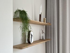 2 Eiken facet/verjongde wandplanken boven elkaar in een sfeervolle setting.