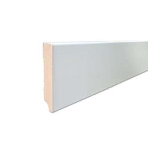 wit gegronde plint - blok met kopmaat 18x90mm. Deze plinten zijn 240cm lang en te koop bij Bouwie