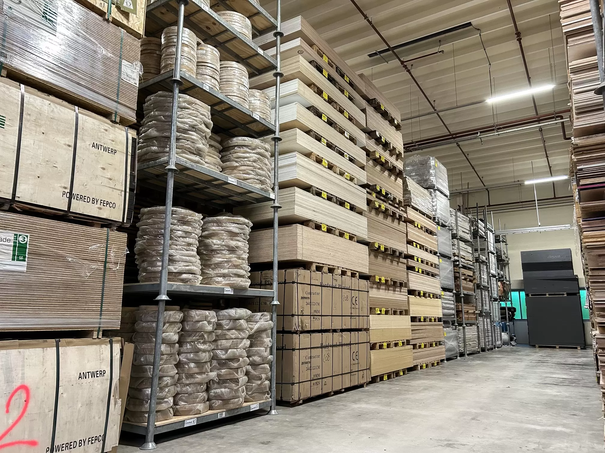 Voorraad plaatmateriaal in magazijn van Bouwie