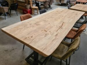 Elmwood boomstam tafel van 50 mm dik welke gebruikt wordt als bartafel