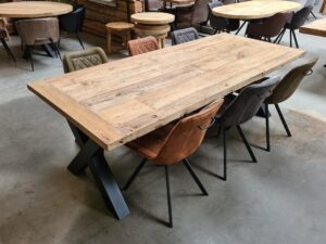 Een zogenoemde deurtafel gemaakt van Elmwood hout met X-poten en stoelen