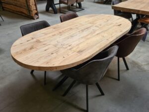 Elmwood tafelblad ovaal met 4 stoelen en een zwarte matrix poot