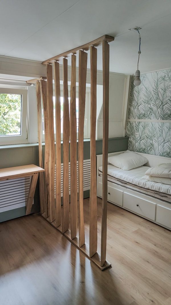 Robinia schaaldelen verwerkt in een prachtige roomdivider. Klantfoto. Schaaldelen verkrijgbaar bij Bouwie