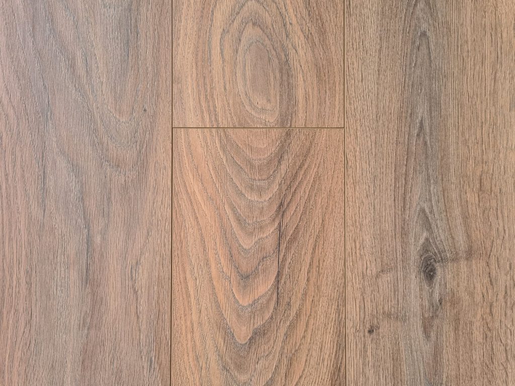 Laminaat van Euro Home, Renaissance oak. Zeer sterke en waterwerende kwaliteitsvloer van klasse 33, nu zeer voordelig geprijsd bij Bouwie