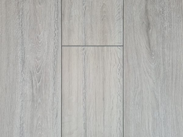 Laminaat vloer van solid step living, glasgow oak. Type 32 laminaat in grijstint nu voordelig bij Bouwie op voorraad