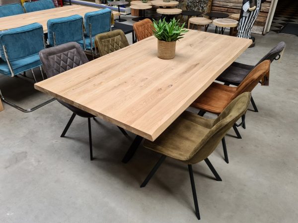 Actie. Complete tafel met massief opgedikt eiken blad met natuurlijke boomstamrand en zwart gepoedercoate matrispoot. Nu zeer voordelig geprijsd bij Bouwie