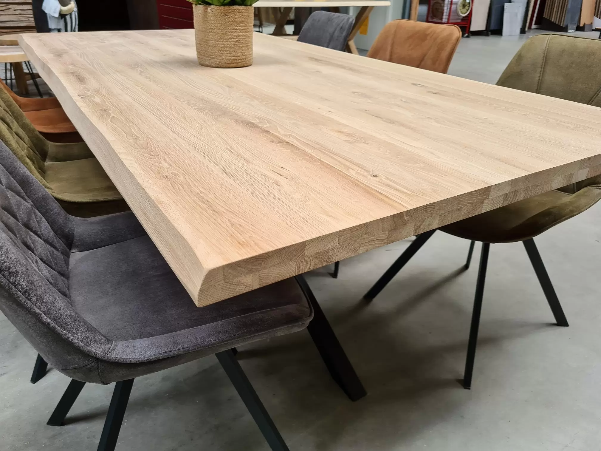 Actie. Complete tafel met massief opgedikt eiken blad met natuurlijke boomstamrand en zwart gepoedercoate matrispoot. Nu zeer voordelig geprijsd bij Bouwie