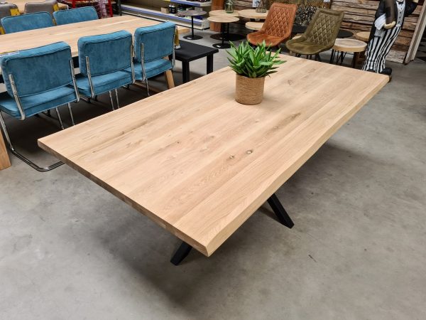 Actie. Complete tafel met massief opgedikt eiken blad met natuurlijke boomstamrand en zwart gepoedercoate matrispoot. Nu zeer voordelig geprijsd bij Bouwie