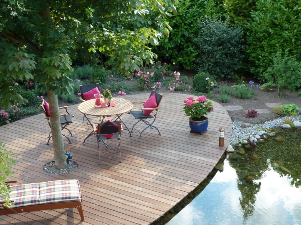 Een schattige vlonder, gelegen naast een vijver gemaakt met duurzaam Walaba hout