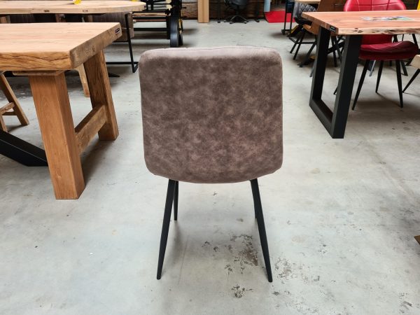 Stoel Quebec in de kleur taupe. Leuke stoel met stoffen zitting en 4 zwarte poten. Voor een kleine prijs bij Bouwie te koop