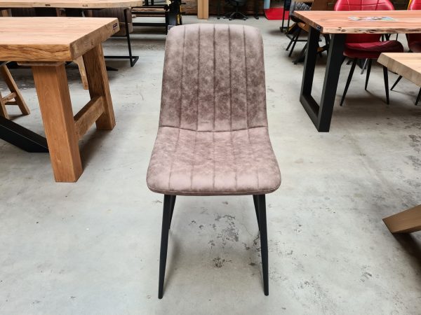 Stoel Quebec in de kleur taupe. Leuke stoel met stoffen zitting en 4 zwarte poten. Voor een kleine prijs bij Bouwie te koop