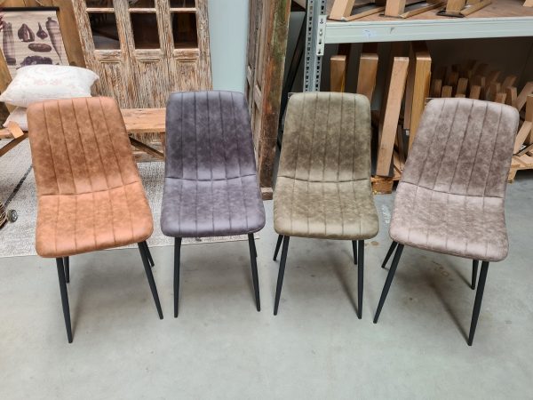 Stoelen Quebec, alle kleuren samen. Camel, grijs, groen en taupe. Stoffen stoel met 4 zwarte poten. Nu verkrijgbaar voor een kleine prijs bij Bouwie