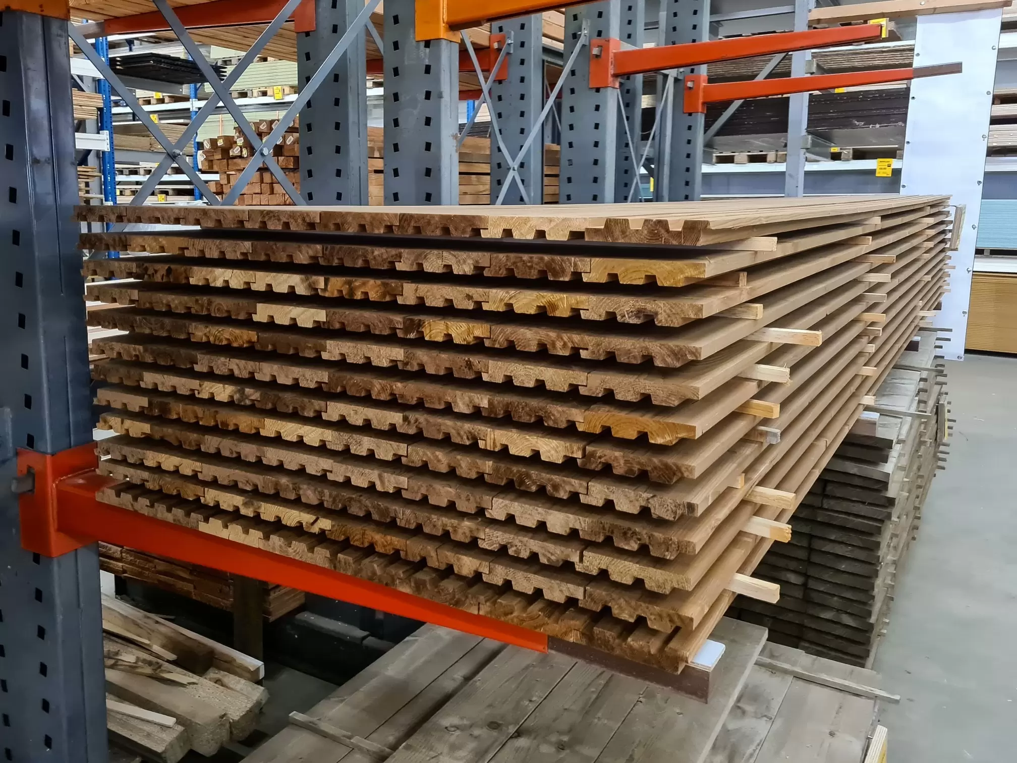 Thermisch gemodificeerd vurenhout - triple rhombus rabatdelen. Prachtige luxe rhombus rabatdelen die ook nog eens zeer duurzaam zijn. In de trend van de populaire akoestische wandpanelen. Verkrijgbaar bij Bouwie in de lengtes 360 en 450 cm voor een scherpe prijs