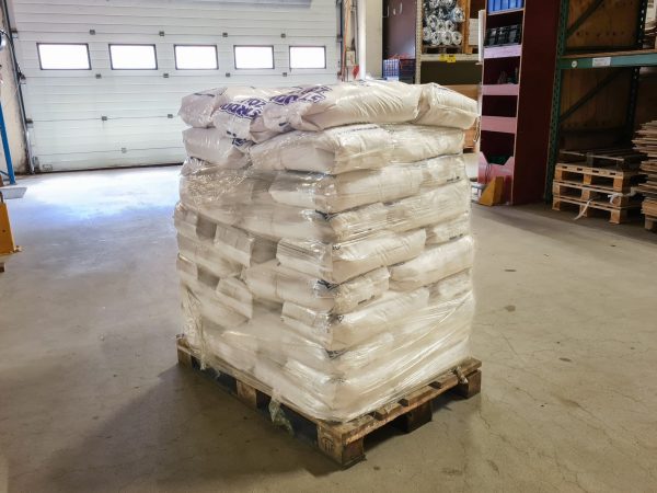 Pallet met zakken strooizout van 25 kilo. Te koop bij Bouwie