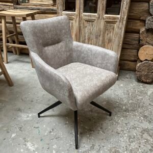 Draaistoel Joey, kleur beige. Mooie armstoel met stoffen zitting en zwart onderstel. Verkrijgbaar bij Bouwie