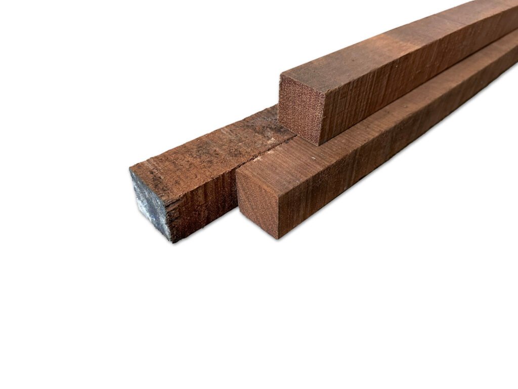 paal hardhout 40x40mm tegen een witte achtergrond