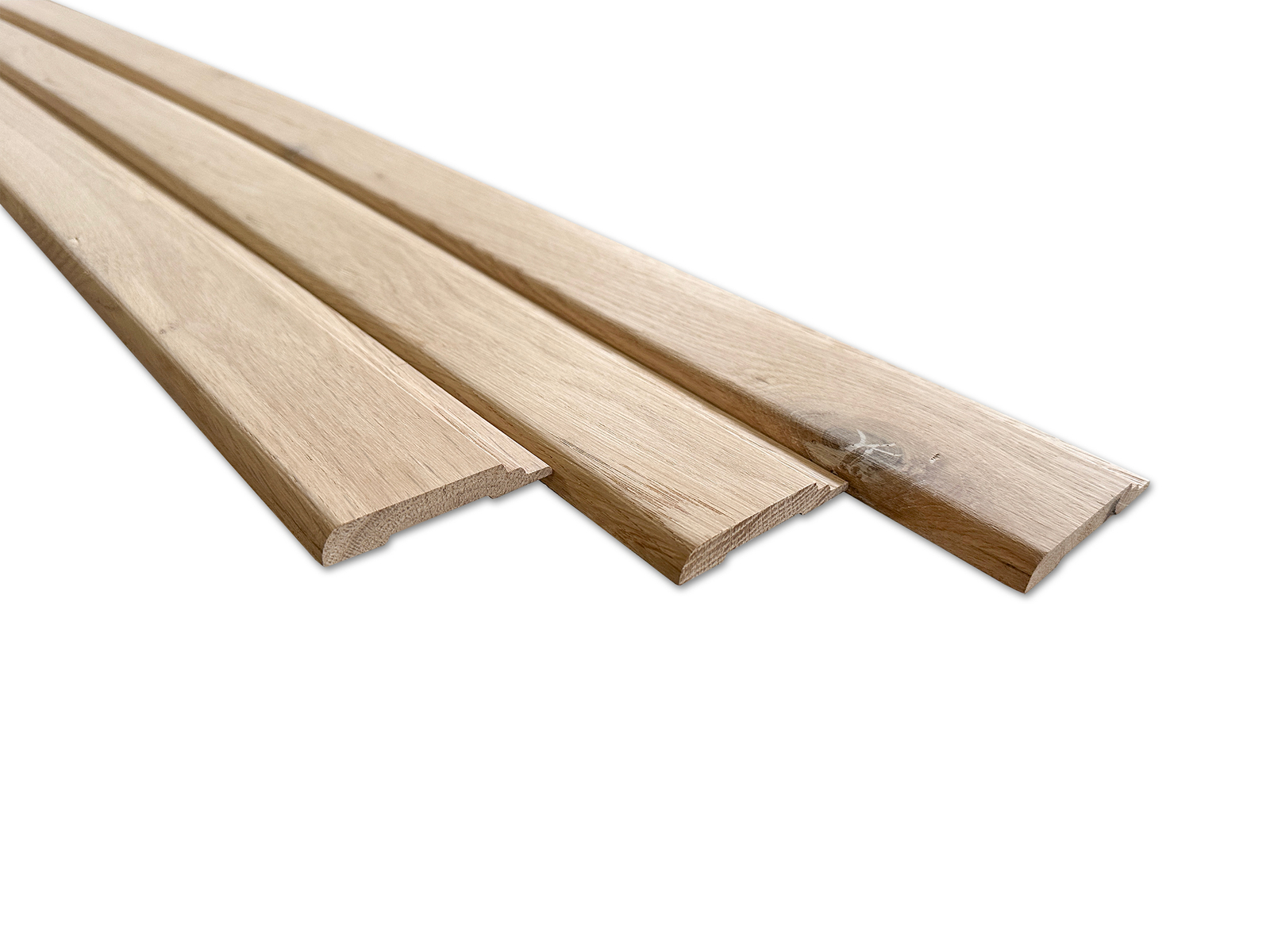 drie keer architraaf massief eiken met kraal tegen een witte achtergrond