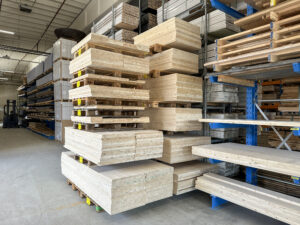 Vuren panelen 28 mm, 2e sortering in het magazijn van Bouwie