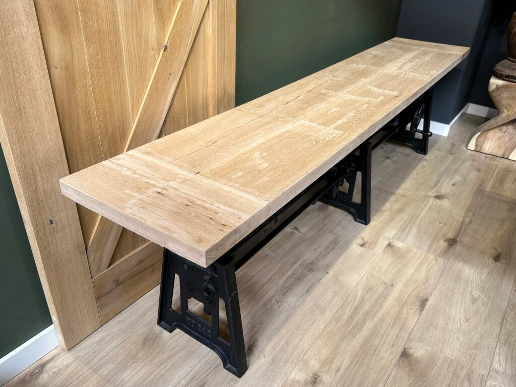 Bankjesblad eiken ingelegd op industrieel onderstel.