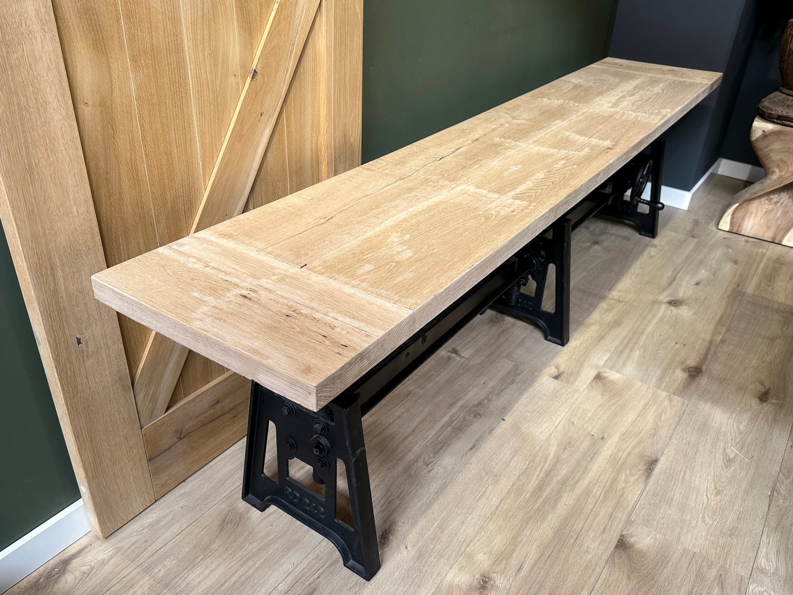 Bankjesblad eiken ingelegd op industrieel onderstel.