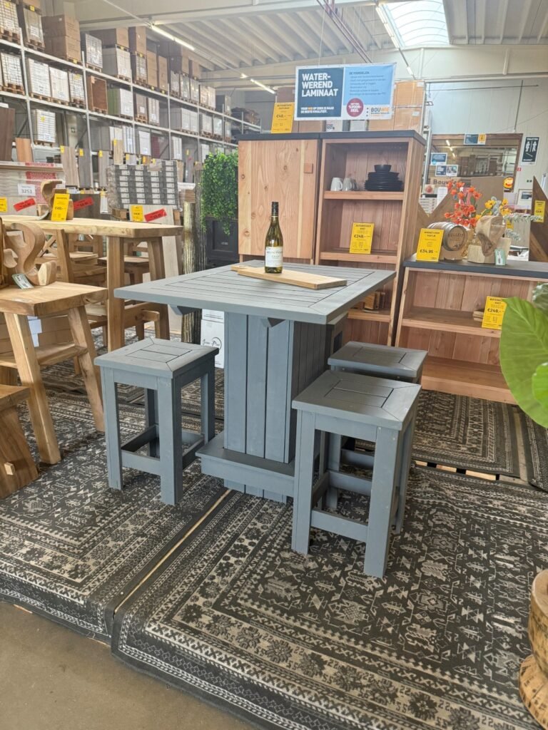 bar set voor buiten, bestaande uit een bartafel en 4 barkrukken van geïmpregneerd vurenhout, in de kleur antraciet