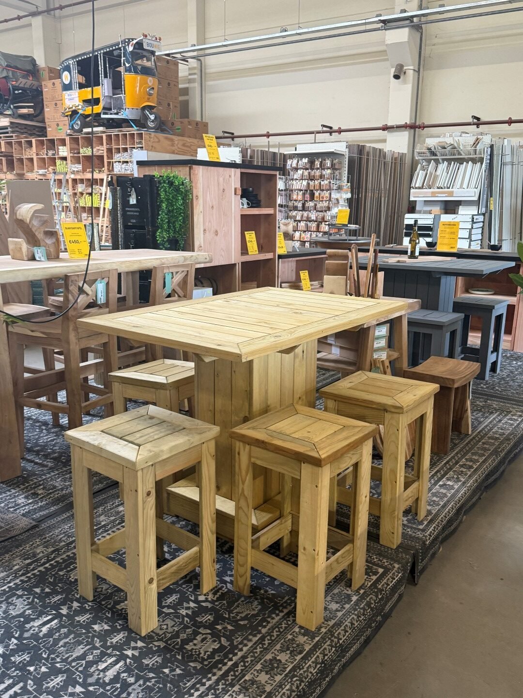 bar set voor buiten, bestaande uit een bartafel en 4 barkrukken van geïmpregneerd vuren