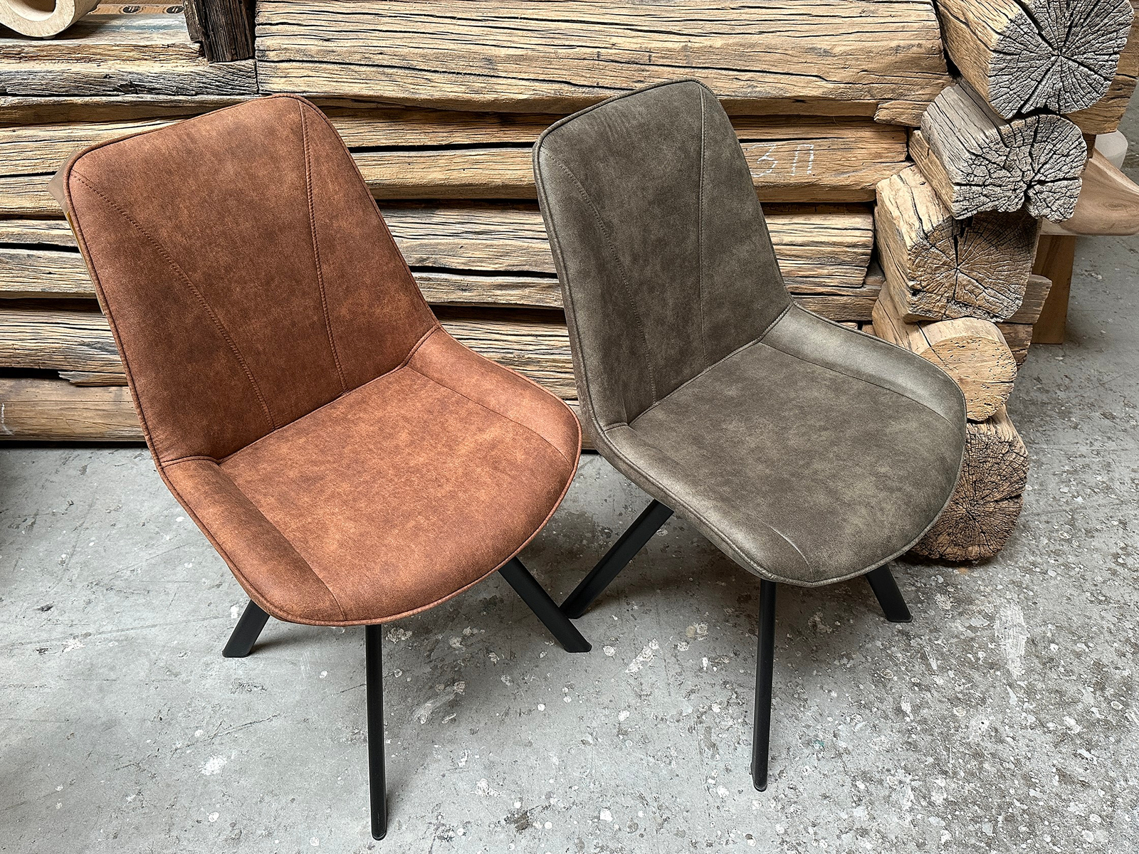 Stoel Bas cognac en olive in de winkel van Bouwie