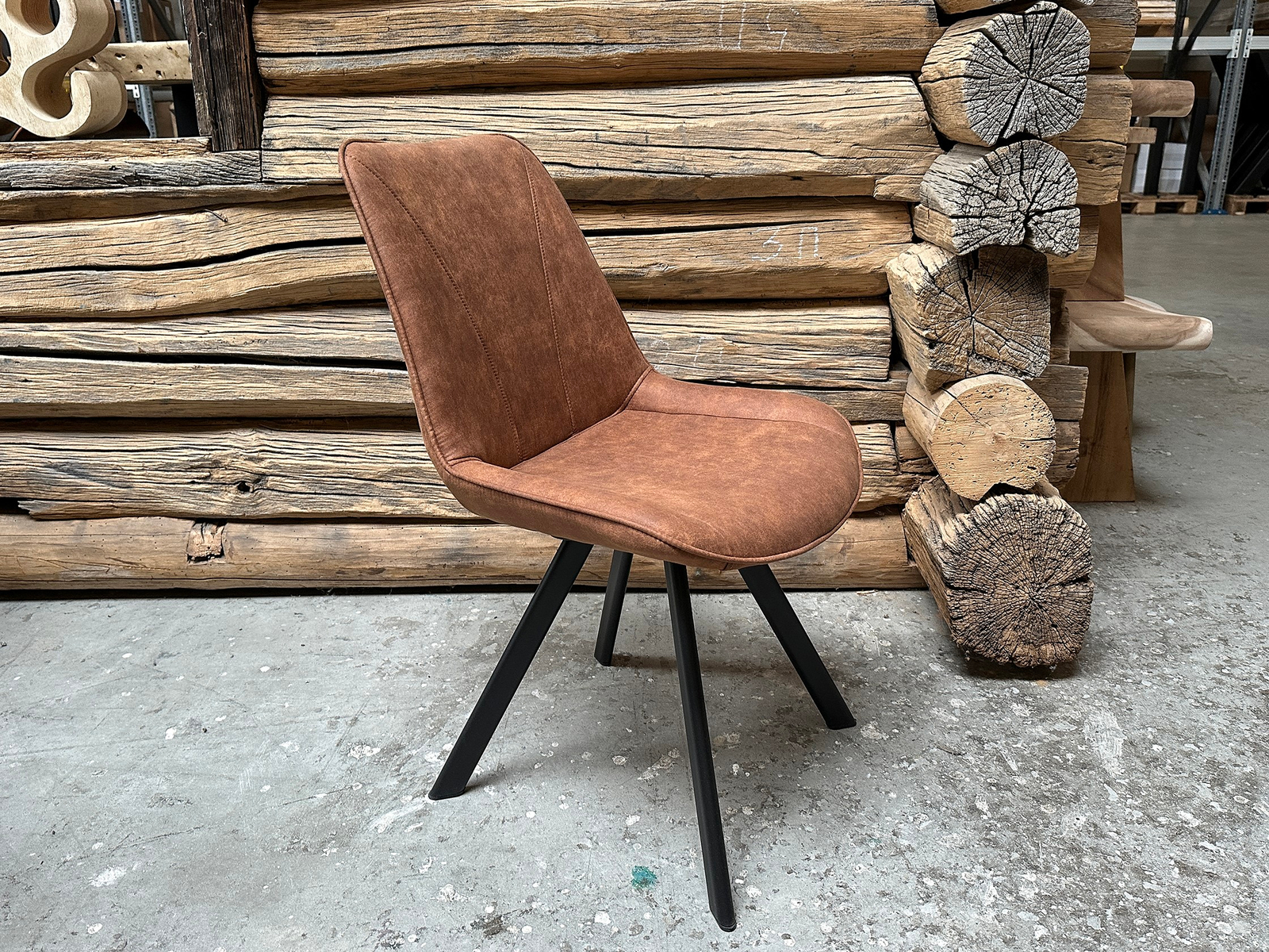 Stoel Bas cognac in de winkel van Bouwie