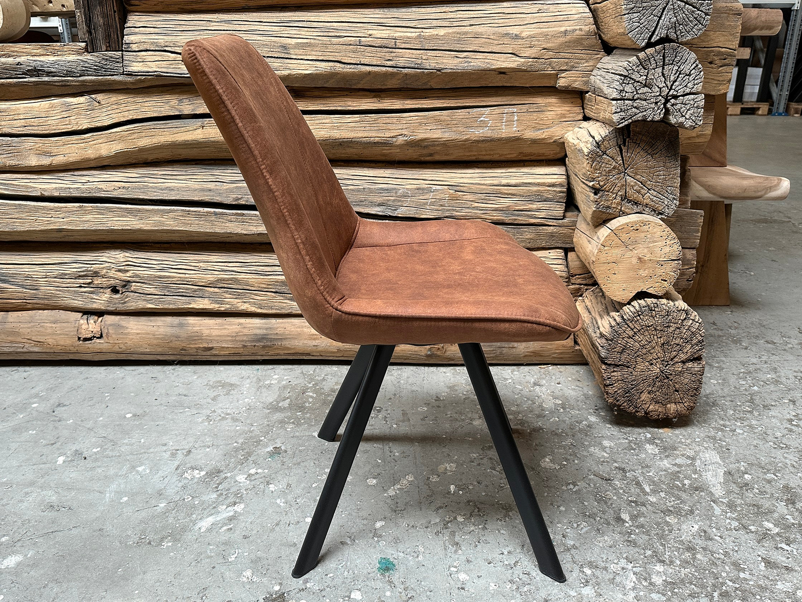 Stoel Bas cognac in de winkel van Bouwie