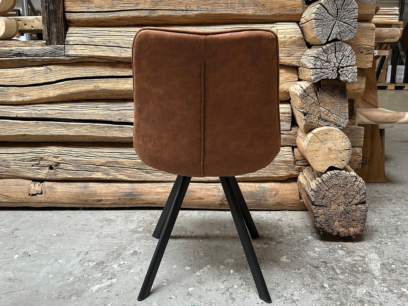 Stoel Bas cognac in de winkel van Bouwie