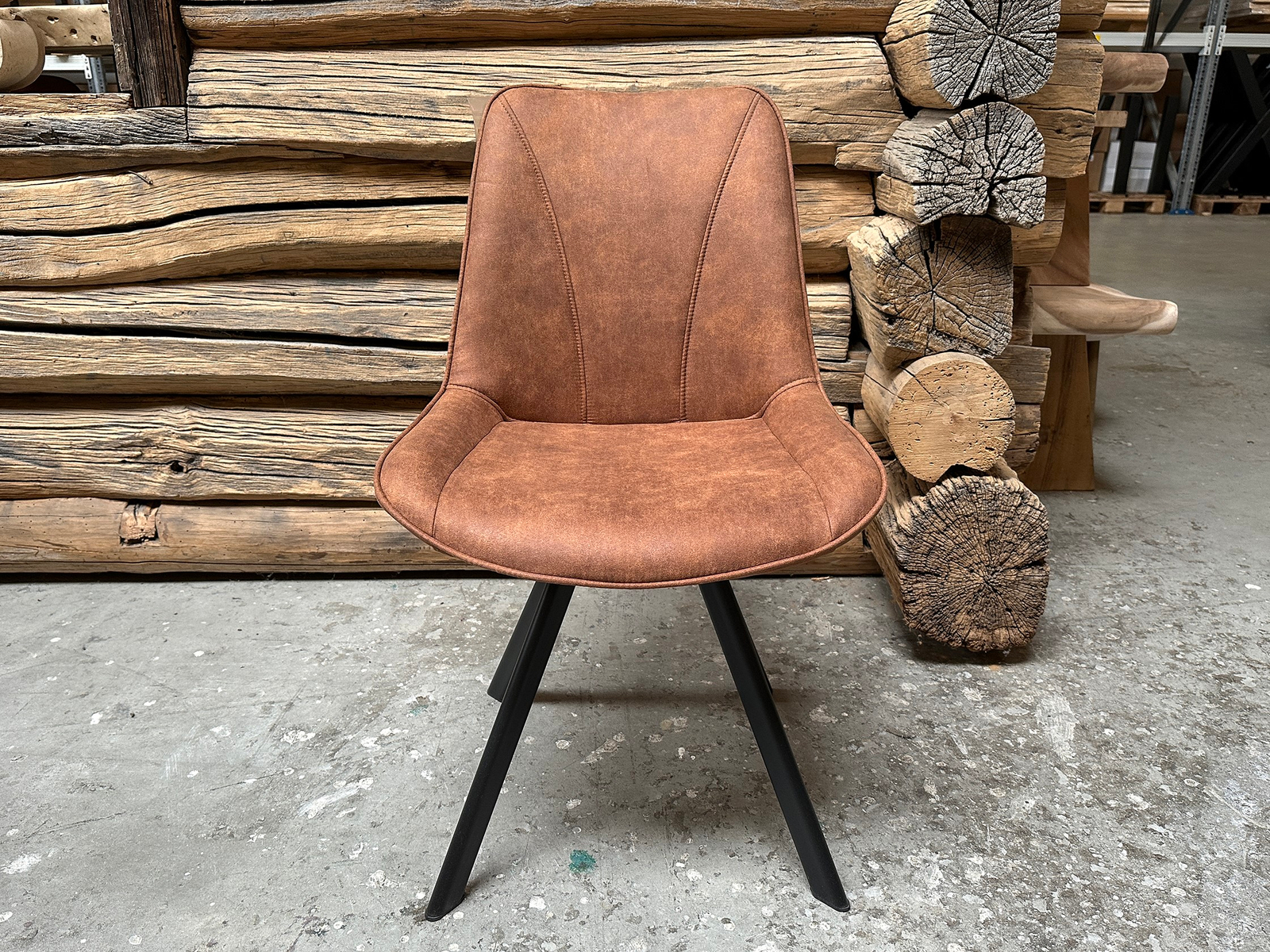 Stoel Bas cognac in de winkel van Bouwie