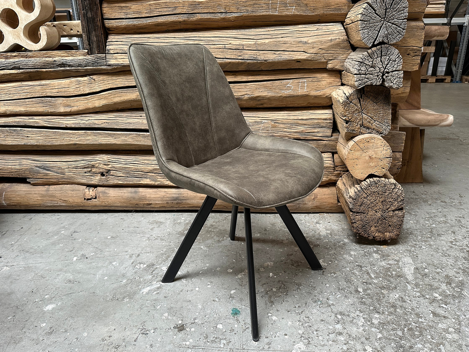 Stoel Bas olive in de winkel van Bouwie