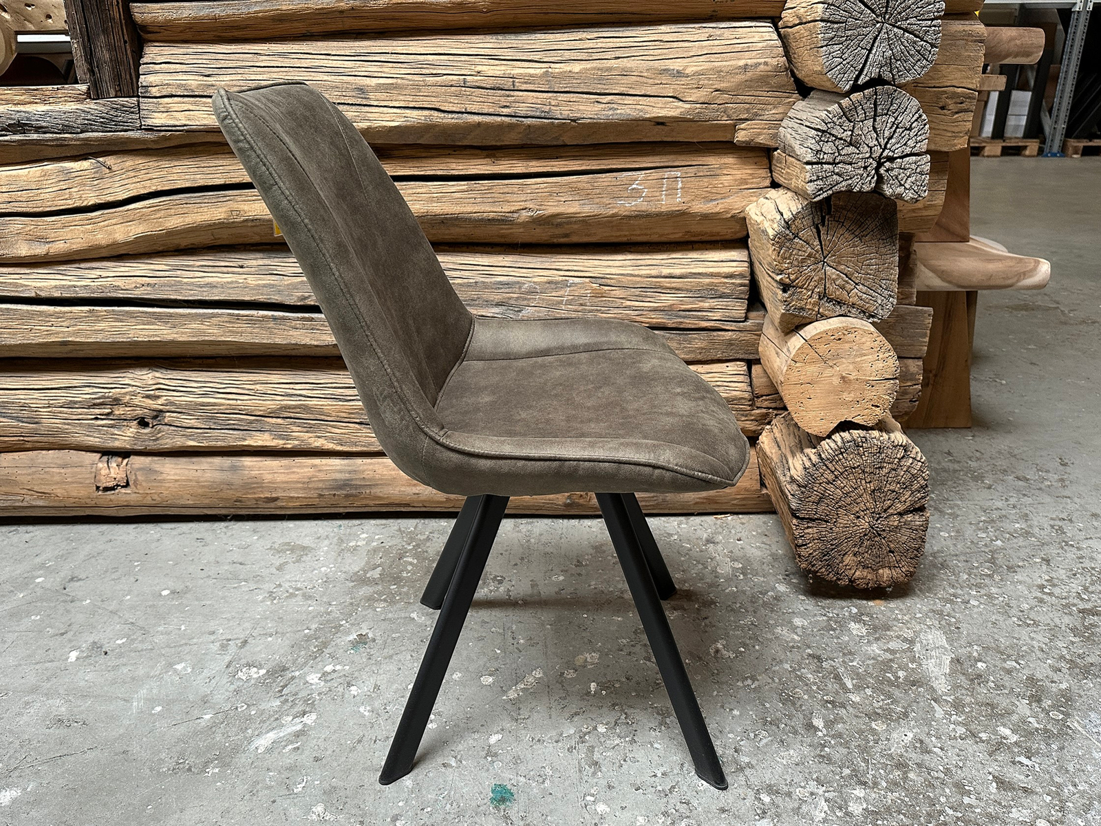 Stoel Bas olive in de winkel van Bouwie