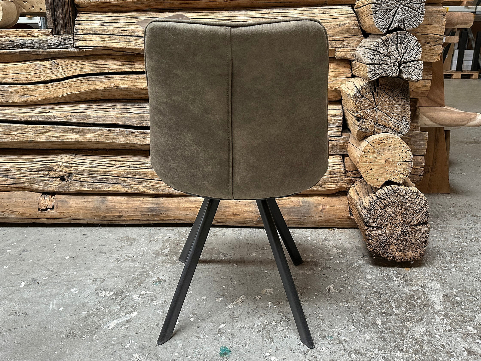 Stoel Bas olive in de winkel van Bouwie