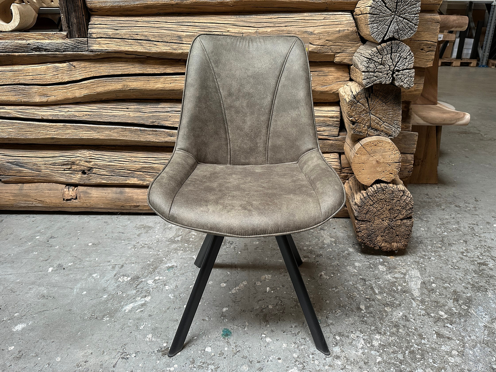 Stoel Bas olive in de winkel van Bouwie