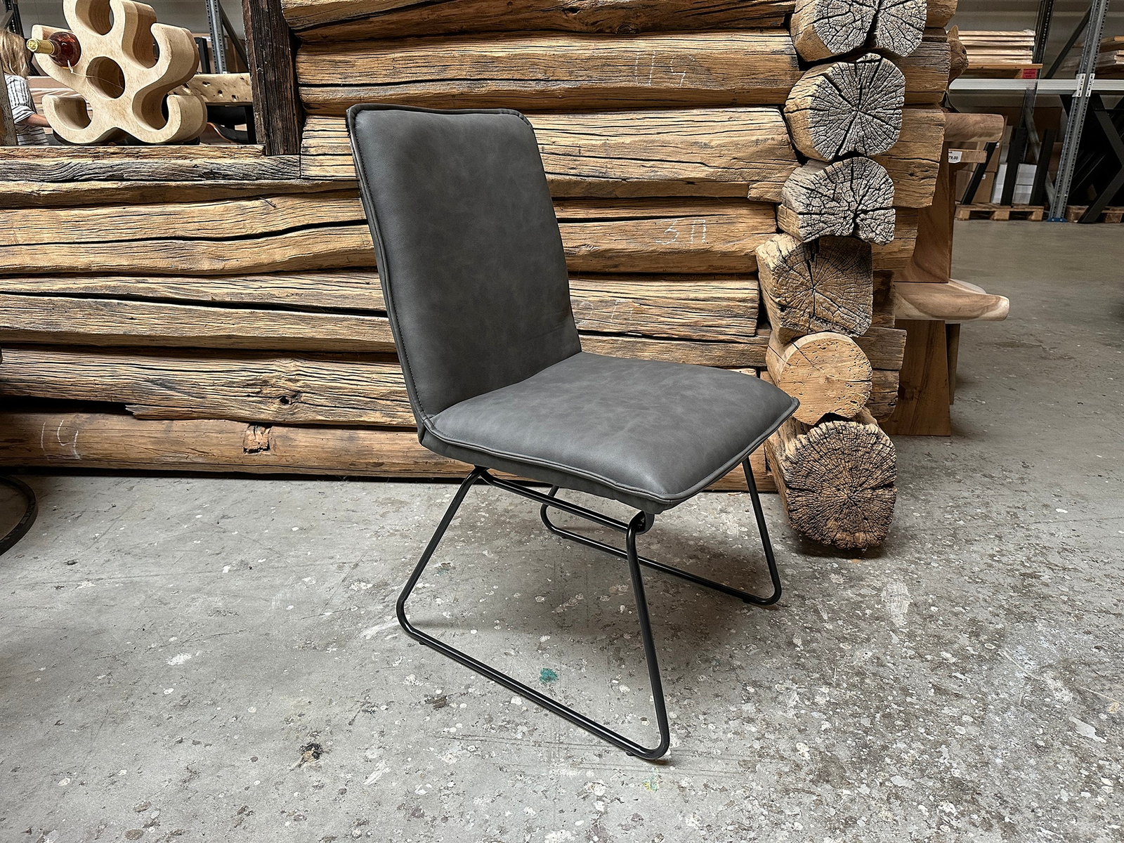 Stoel Vigo antraciet in de winkel van Bouwie