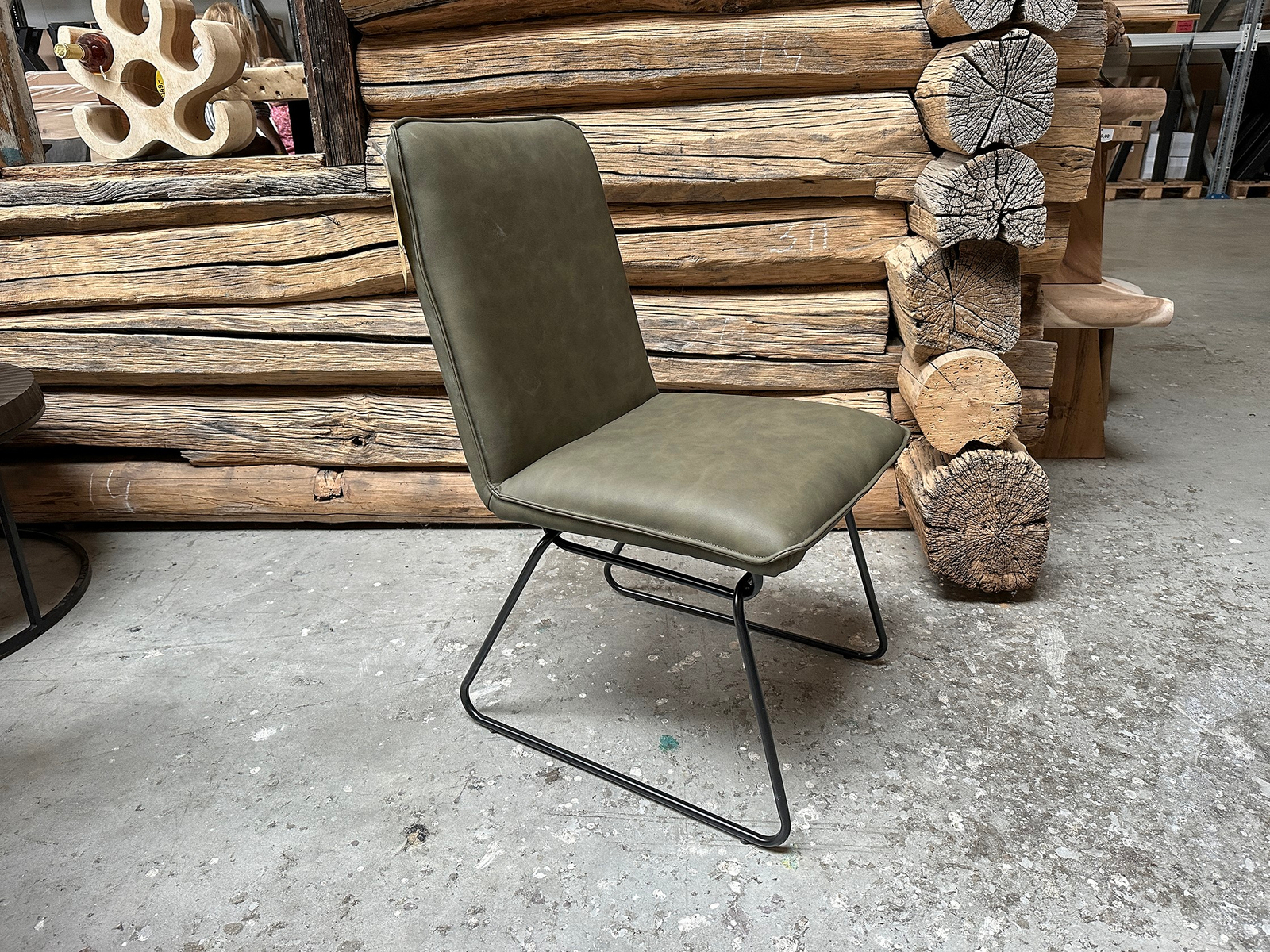 Stoel Vigo groen in de winkel van Bouwie