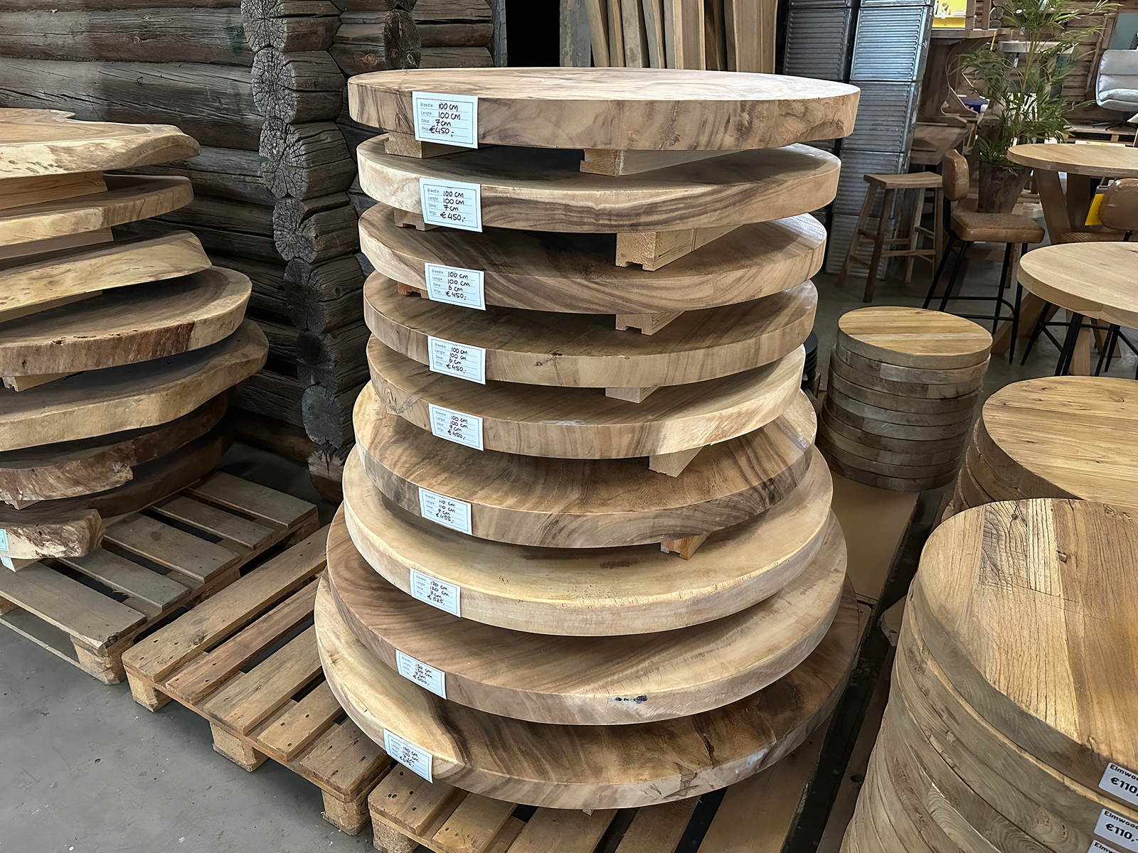 stapel met tafelblad rond suar tropisch hardhout in de winkel van bouwie