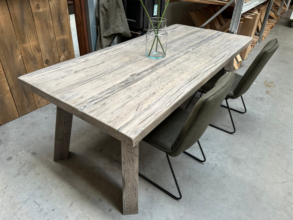 Tafelblad recht van robuust eiken, behandeld met olie antique grey wash