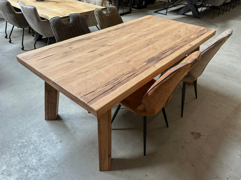 Tafelblad recht van robuust eiken, behandeld met olie antique natural wash