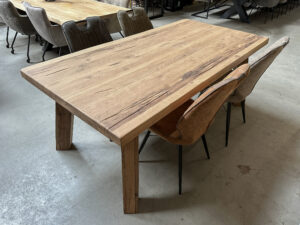 Tafelblad recht van robuust eiken, behandeld met olie antique natural wash