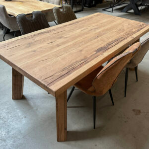 Tafelblad recht van robuust eiken, behandeld met olie antique natural wash
