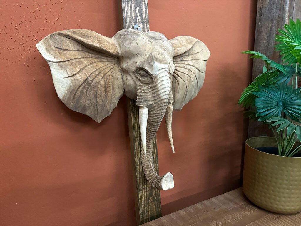 Houten olifantenkop uniek snijwerk iedere kop is anders bij bouwie